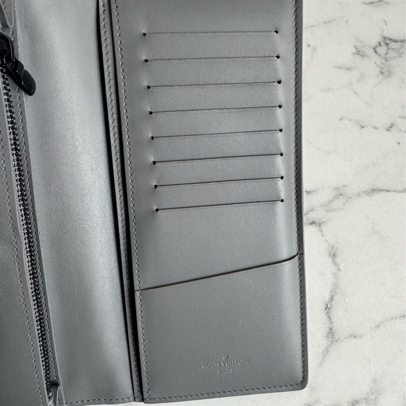 LV m81335灰壓紋對開長夾-11