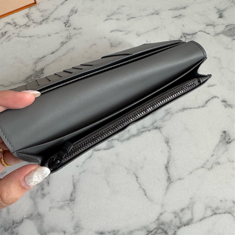 LV m81335灰壓紋對開長夾-12