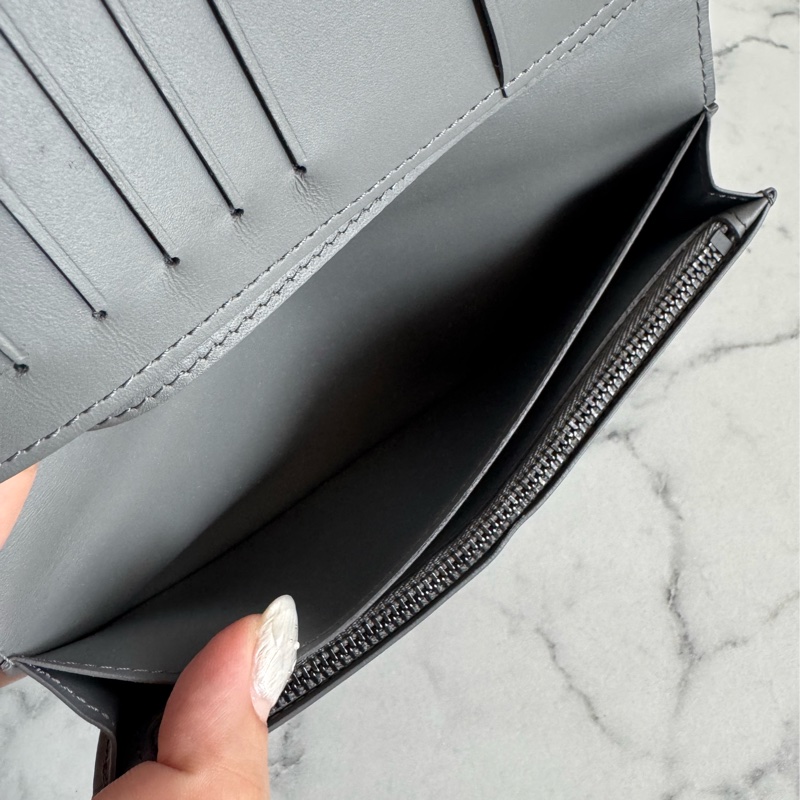 LV m81335灰壓紋對開長夾-13