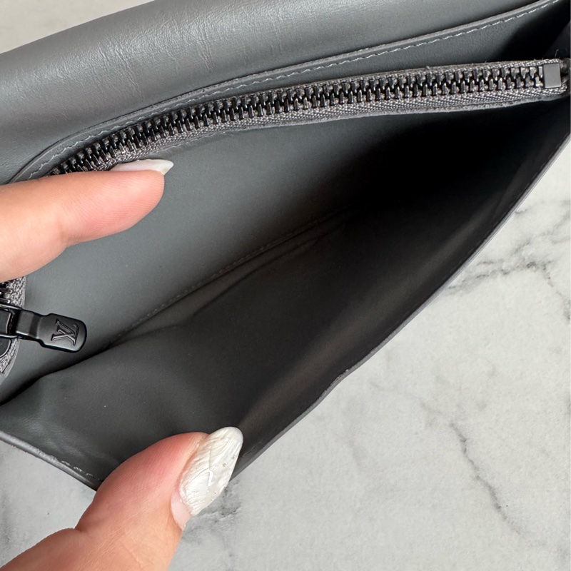 LV m81335灰壓紋對開長夾-15