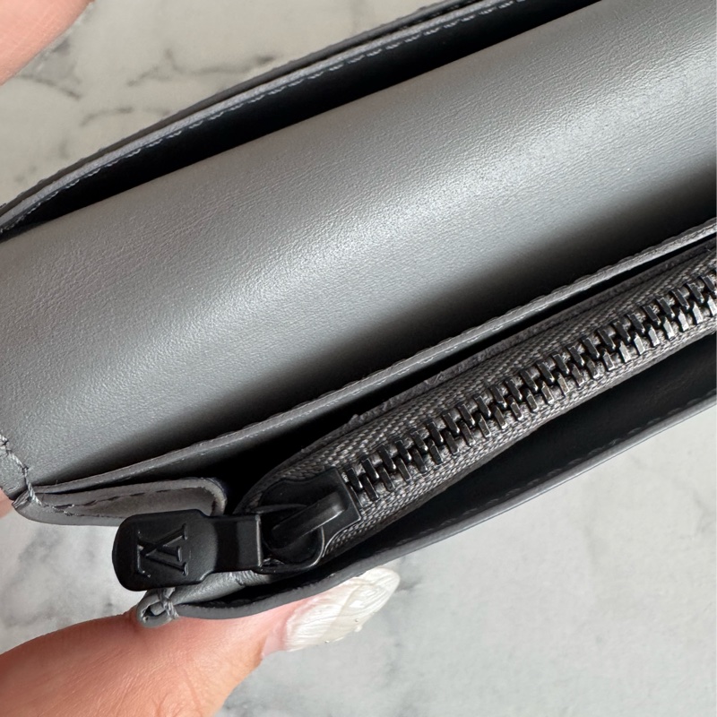 LV m81335灰壓紋對開長夾-17