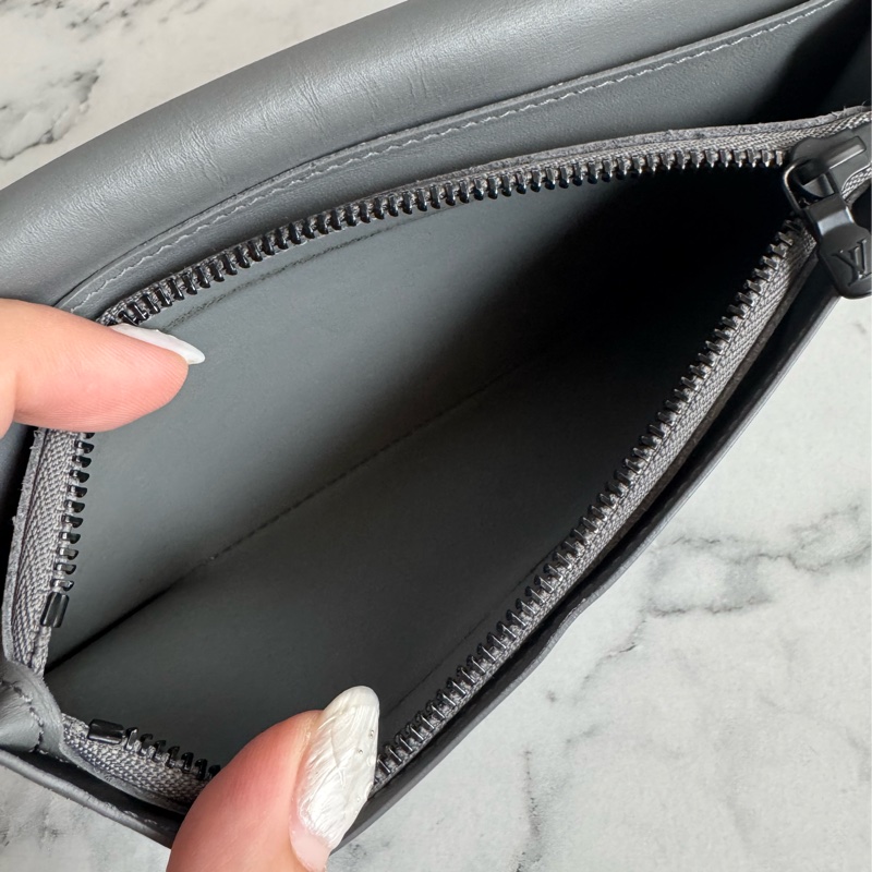 LV m81335灰壓紋對開長夾-18