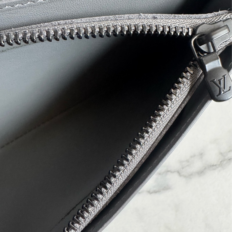 LV m81335灰壓紋對開長夾-20