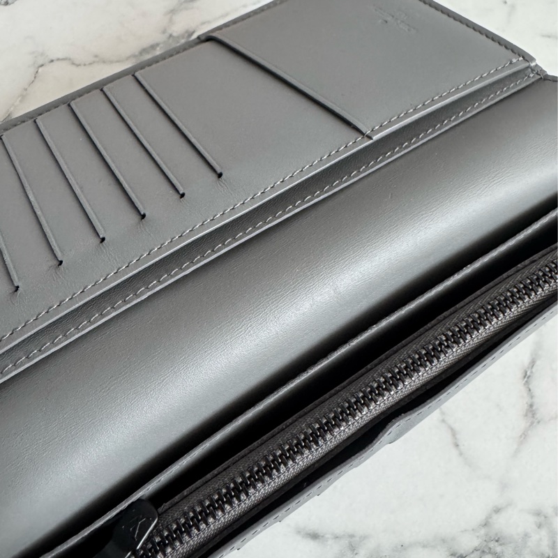 LV m81335灰壓紋對開長夾-21