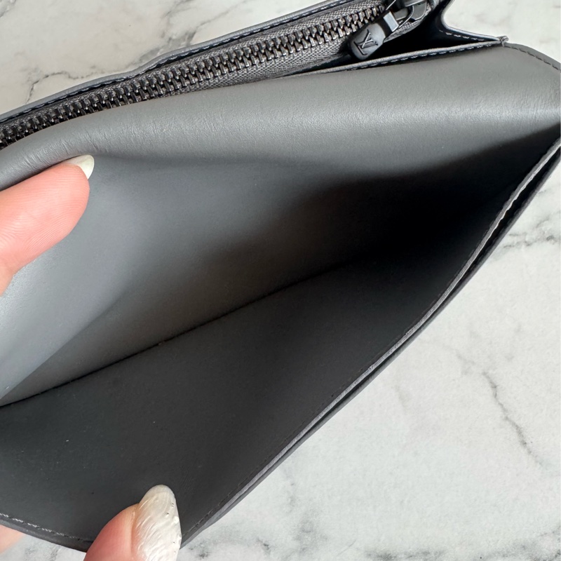 LV m81335灰壓紋對開長夾-22