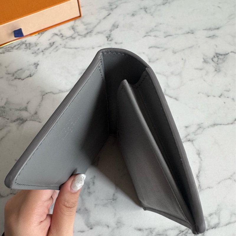 LV m81335灰壓紋對開長夾-30