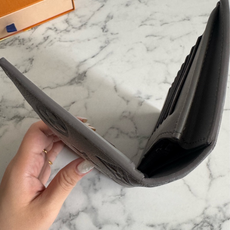 LV m81335灰壓紋對開長夾-32