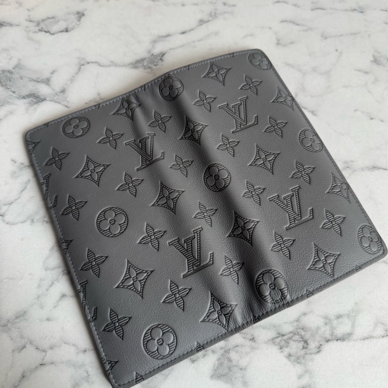 LV m81335灰壓紋對開長夾-33