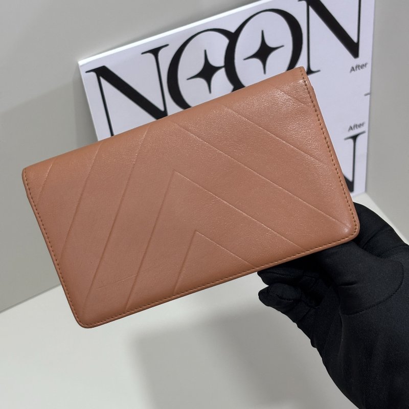 📍CHANEL 外縫線對開長夾-1