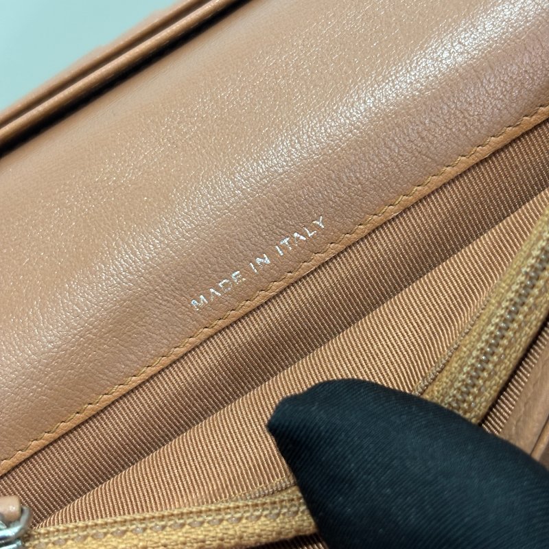 📍CHANEL 外縫線對開長夾-17