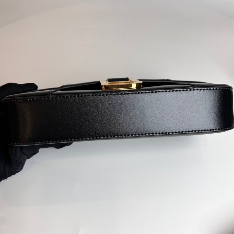 全新品 BALENCIAGA  B字素面掀蓋側背包-4