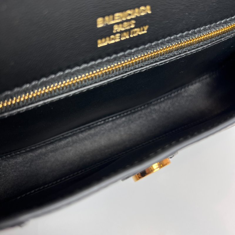 全新品 BALENCIAGA  B字素面掀蓋側背包-6