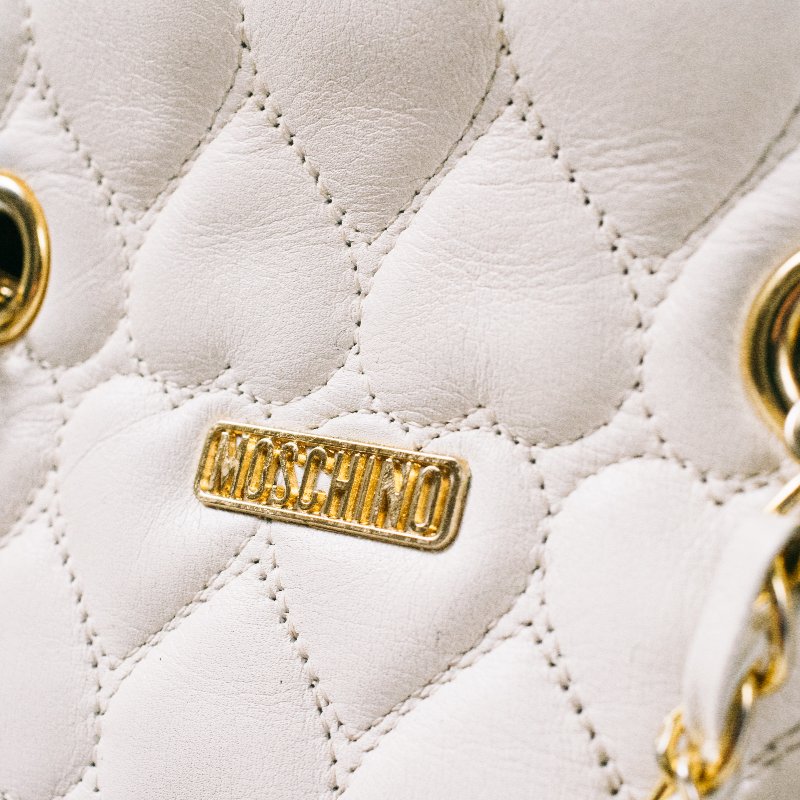 🧠小浮気見世物小屋🧠義大利製🇮🇹MOSCHINO 絎縫鍊條肩背包｜奶油白真皮 × 金色五金愛心-0