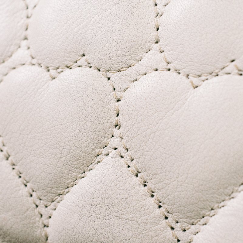 🧠小浮気見世物小屋🧠義大利製🇮🇹MOSCHINO 絎縫鍊條肩背包｜奶油白真皮 × 金色五金愛心-1