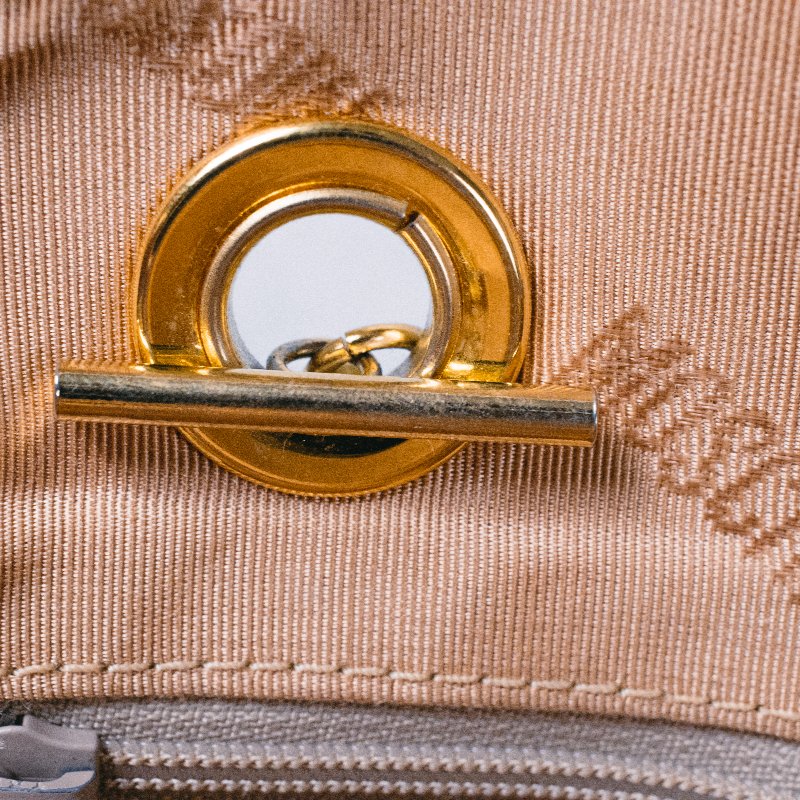 🧠小浮気見世物小屋🧠義大利製🇮🇹MOSCHINO 絎縫鍊條肩背包｜奶油白真皮 × 金色五金愛心-8