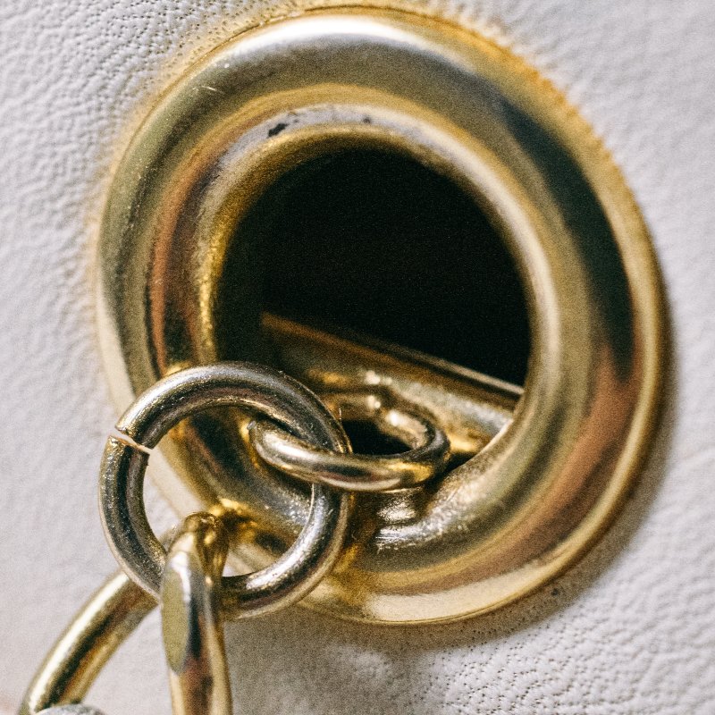 🧠小浮気見世物小屋🧠義大利製🇮🇹MOSCHINO 絎縫鍊條肩背包｜奶油白真皮 × 金色五金愛心-12