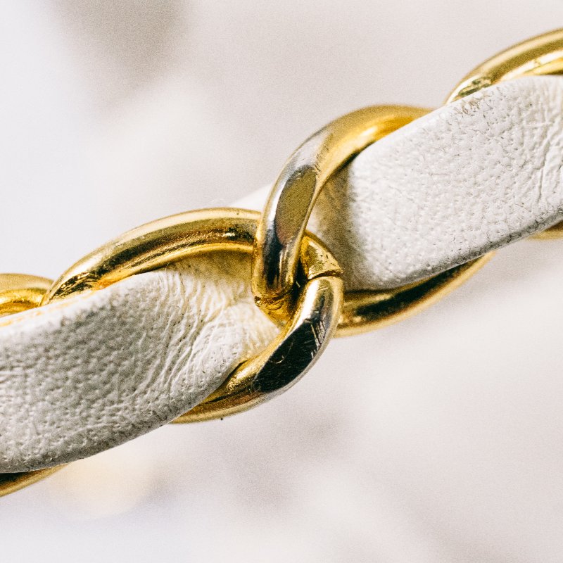 🧠小浮気見世物小屋🧠義大利製🇮🇹MOSCHINO 絎縫鍊條肩背包｜奶油白真皮 × 金色五金愛心-13