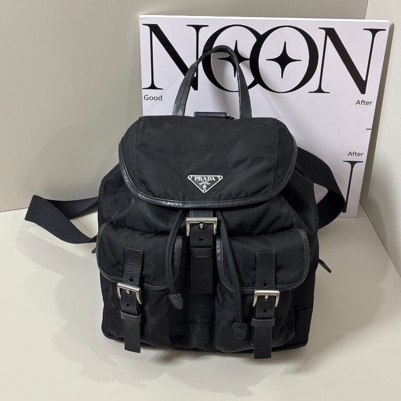 📍PRADA 黑色尼龍皮邊後背包-0