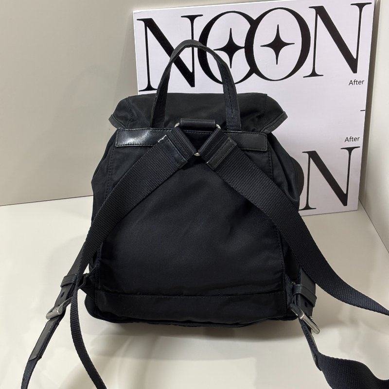 📍PRADA 黑色尼龍皮邊後背包-1