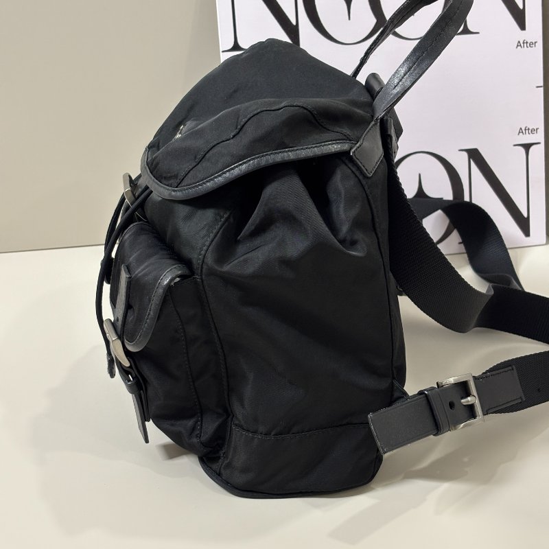 📍PRADA 黑色尼龍皮邊後背包-2