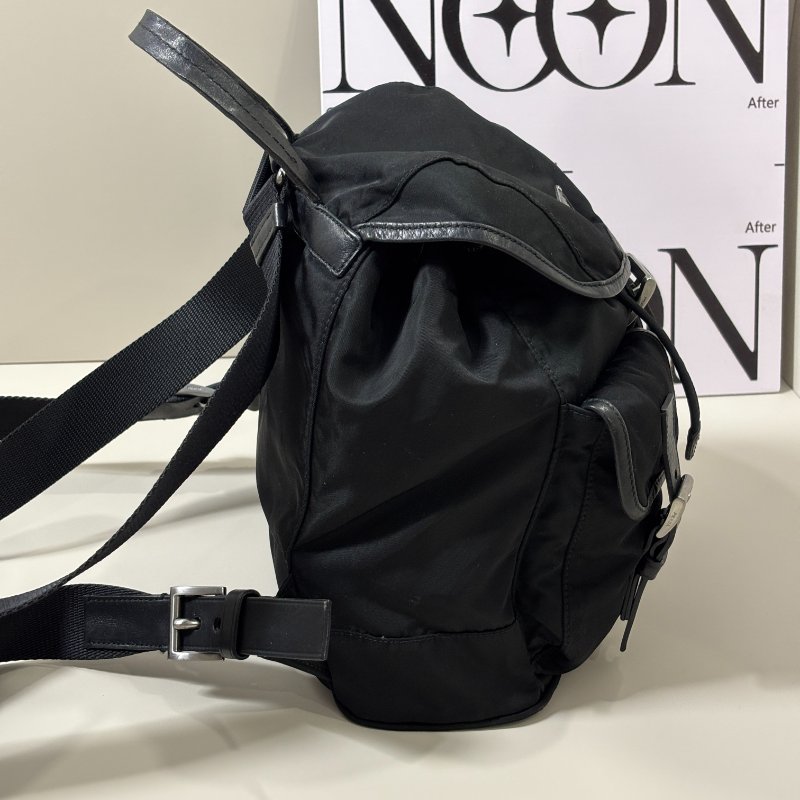 📍PRADA 黑色尼龍皮邊後背包-3