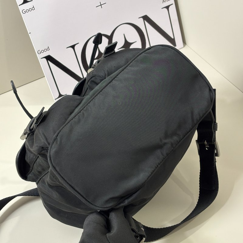 📍PRADA 黑色尼龍皮邊後背包-8