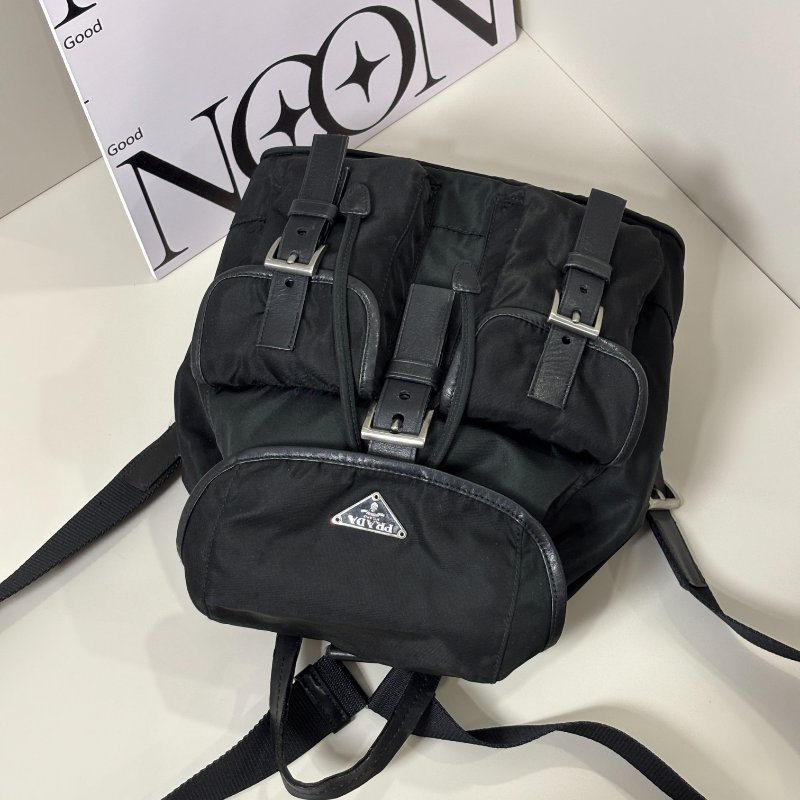 📍PRADA 黑色尼龍皮邊後背包-10