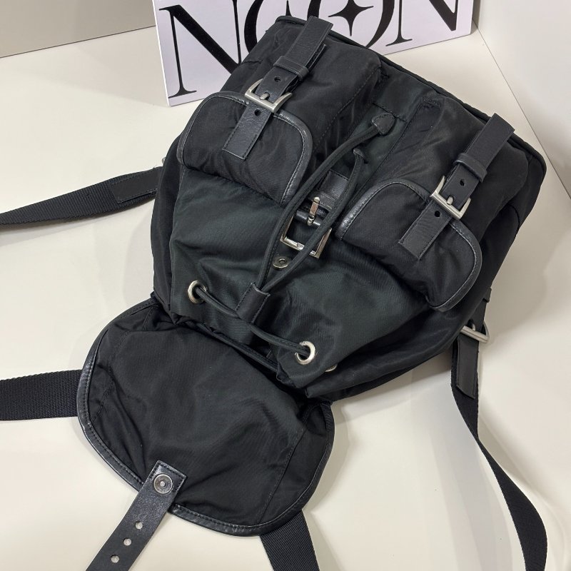 📍PRADA 黑色尼龍皮邊後背包-11