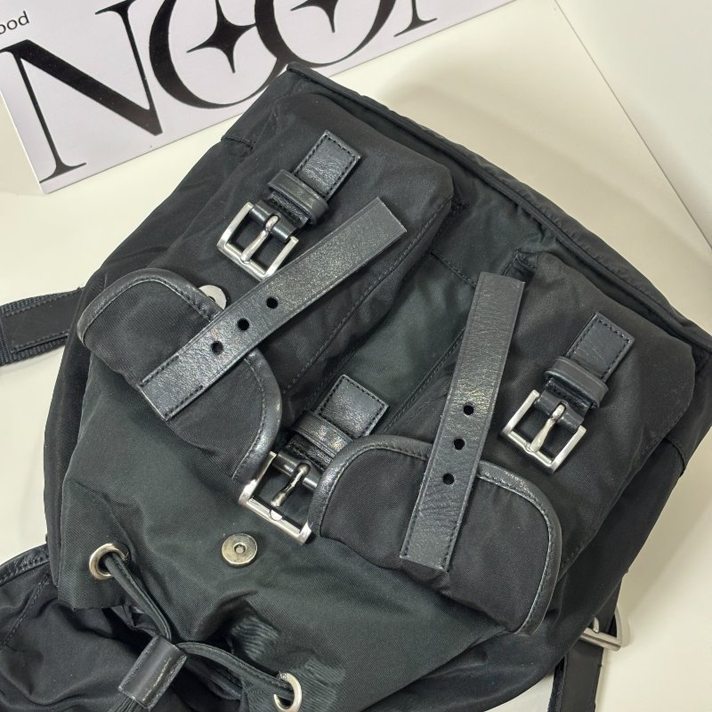 📍PRADA 黑色尼龍皮邊後背包-13