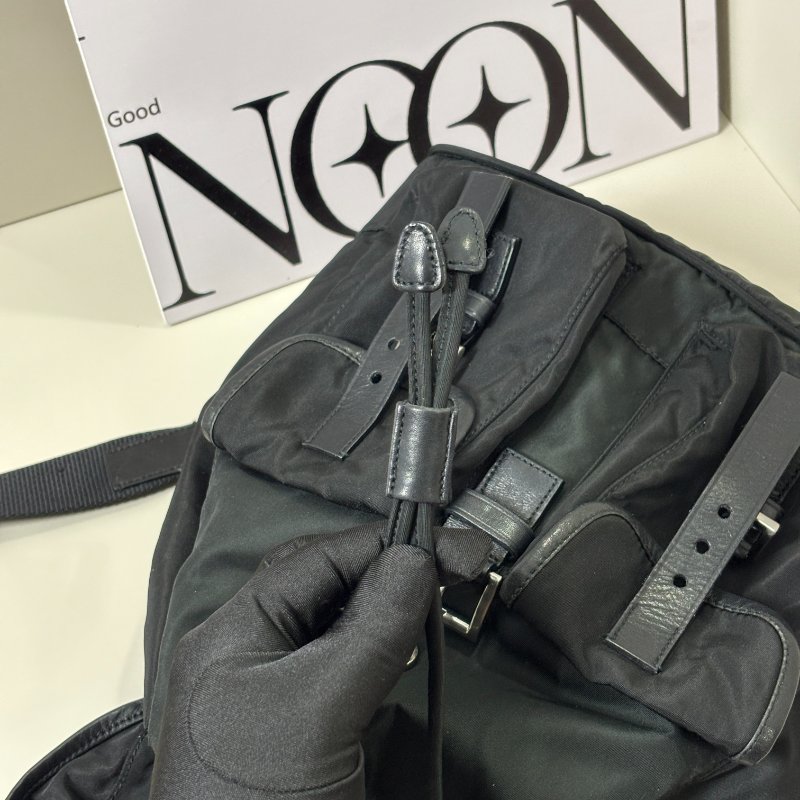 📍PRADA 黑色尼龍皮邊後背包-15