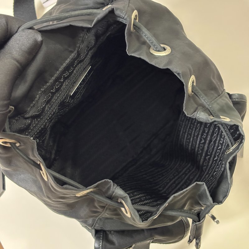 📍PRADA 黑色尼龍皮邊後背包-16