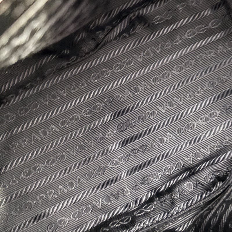 📍PRADA 黑色尼龍皮邊後背包-17