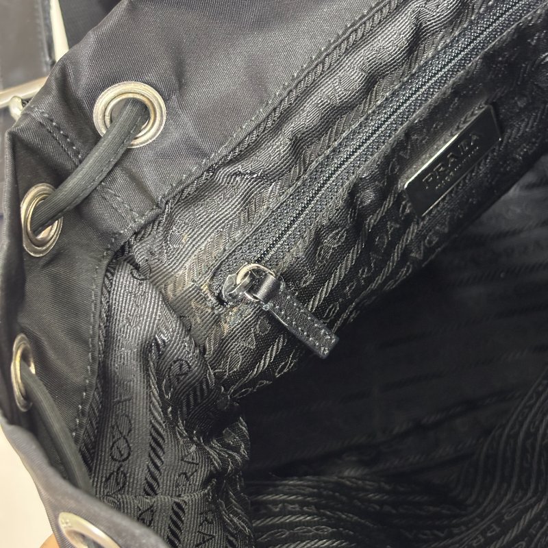 📍PRADA 黑色尼龍皮邊後背包-18