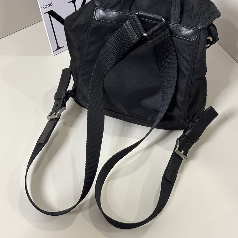 📍PRADA 黑色尼龍皮邊後背包-20