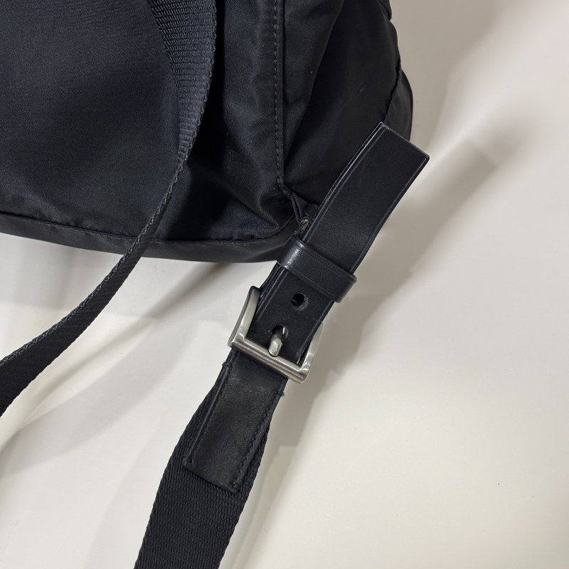 📍PRADA 黑色尼龍皮邊後背包-21