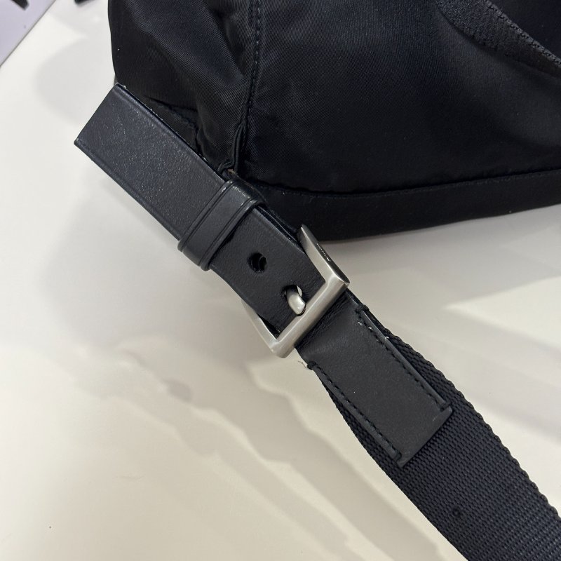 📍PRADA 黑色尼龍皮邊後背包-22