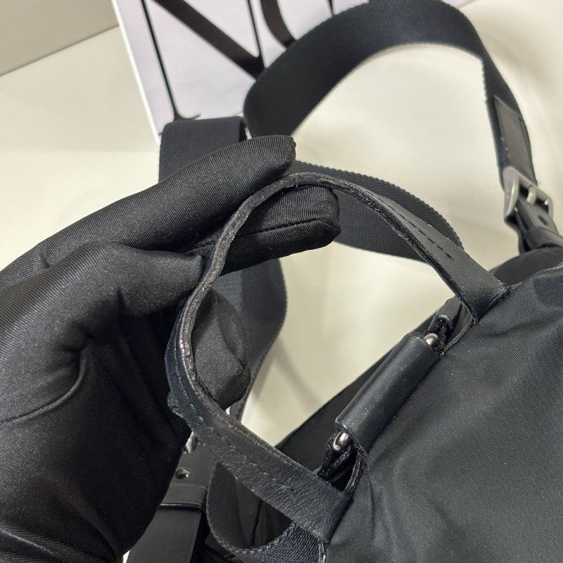 📍PRADA 黑色尼龍皮邊後背包-23