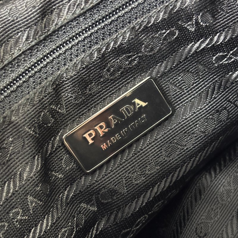 📍PRADA 黑色尼龍皮邊後背包-24