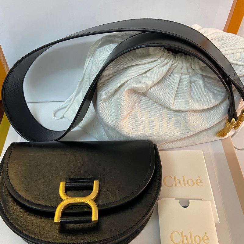 Chloe’ 蔻依 Marcie 小牛皮迷你翻蓋半月包(黑色)-0