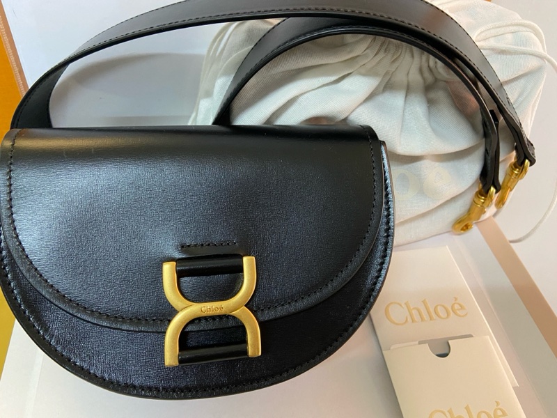 Chloe’ 蔻依 Marcie 小牛皮迷你翻蓋半月包(黑色)-1