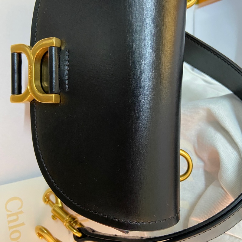 Chloe’ 蔻依 Marcie 小牛皮迷你翻蓋半月包(黑色)-4