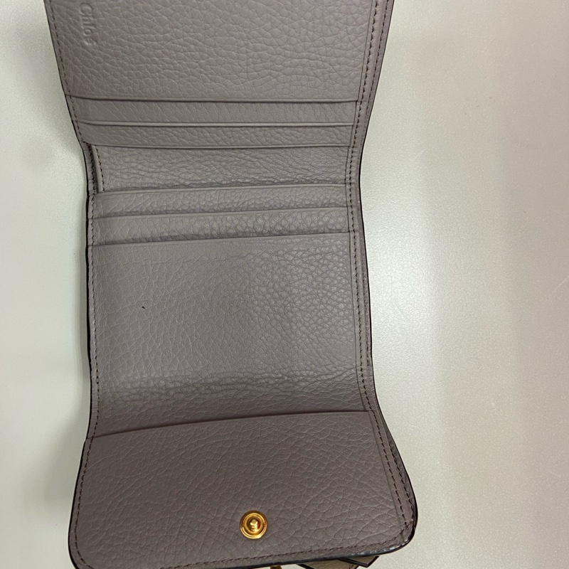 Chloe’ 蔻依 ALPHABET C LOGO 小牛皮三折短夾(灰色）-7