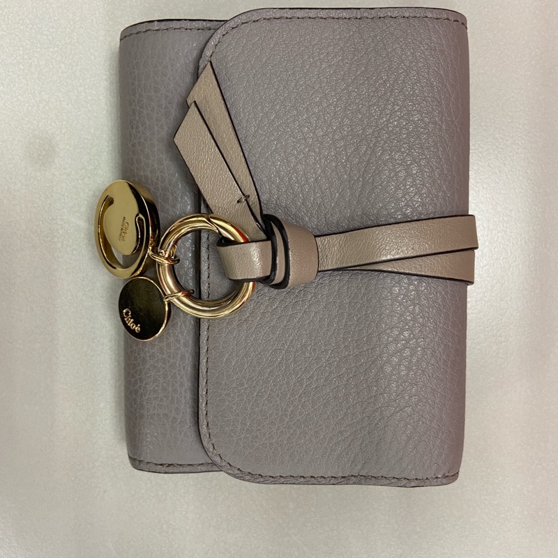 Chloe’ 蔻依 ALPHABET C LOGO 小牛皮三折短夾(灰色）-8