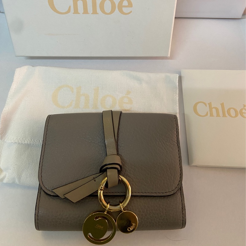 Chloe’ 蔻依 ALPHABET C LOGO 小牛皮三折短夾(灰色）-0