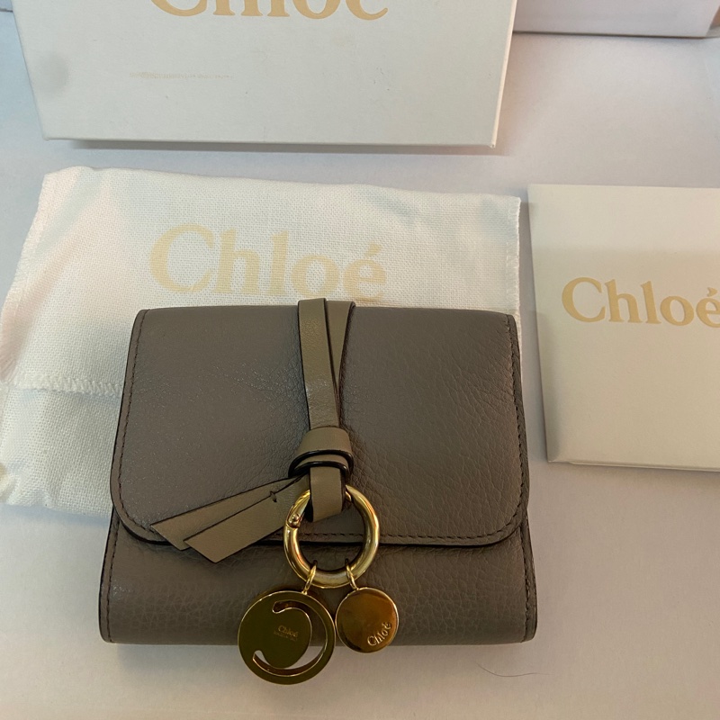 Chloe’ 蔻依 ALPHABET C LOGO 小牛皮三折短夾(灰色）-1