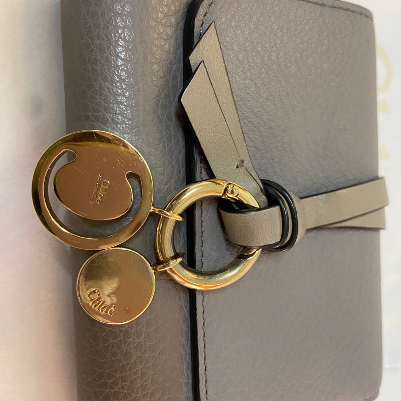 Chloe’ 蔻依 ALPHABET C LOGO 小牛皮三折短夾(灰色）-2