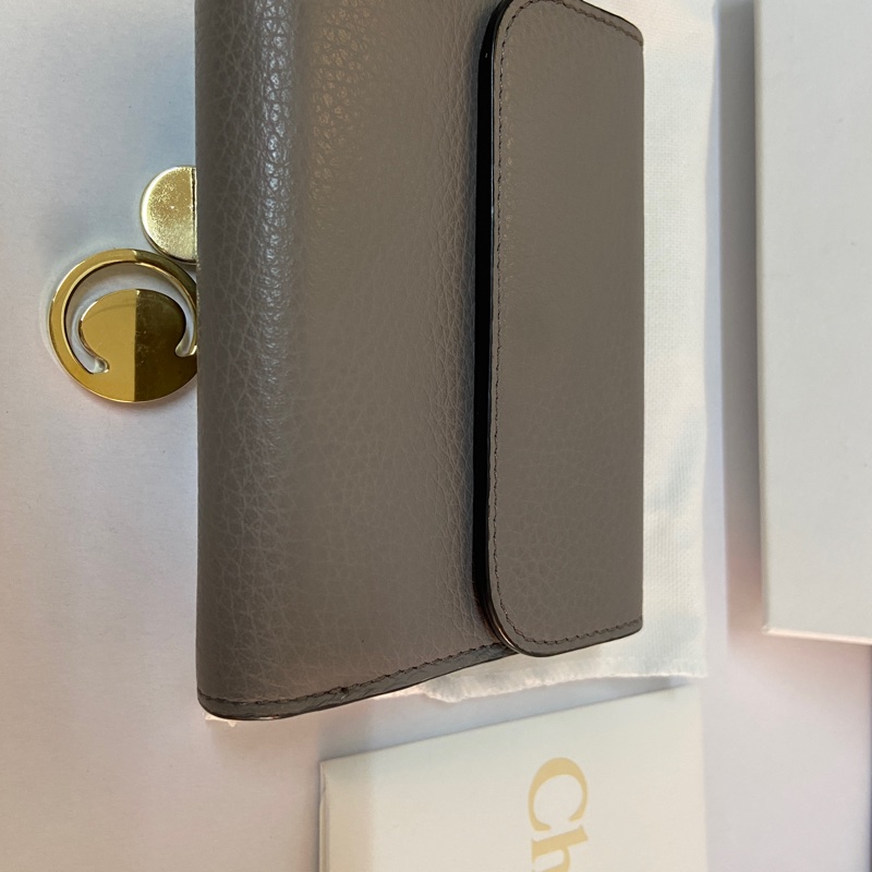 Chloe’ 蔻依 ALPHABET C LOGO 小牛皮三折短夾(灰色）-3