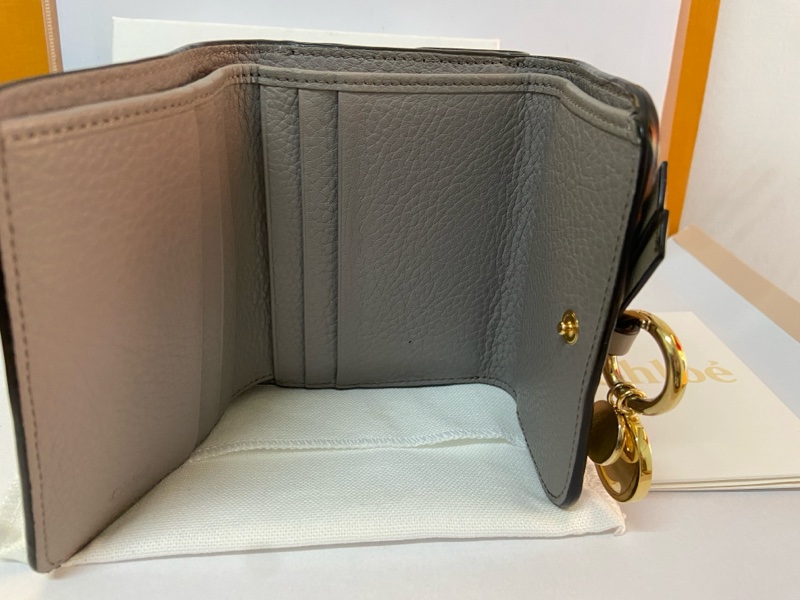 Chloe’ 蔻依 ALPHABET C LOGO 小牛皮三折短夾(灰色）-4