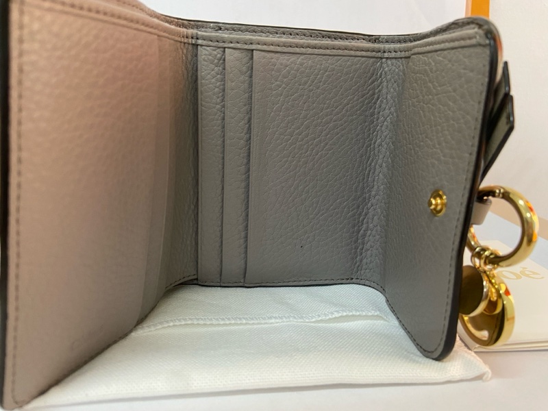 Chloe’ 蔻依 ALPHABET C LOGO 小牛皮三折短夾(灰色）-5