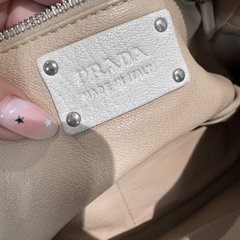 Prada白色全皮機車包炸藥包肩背包手提包-7